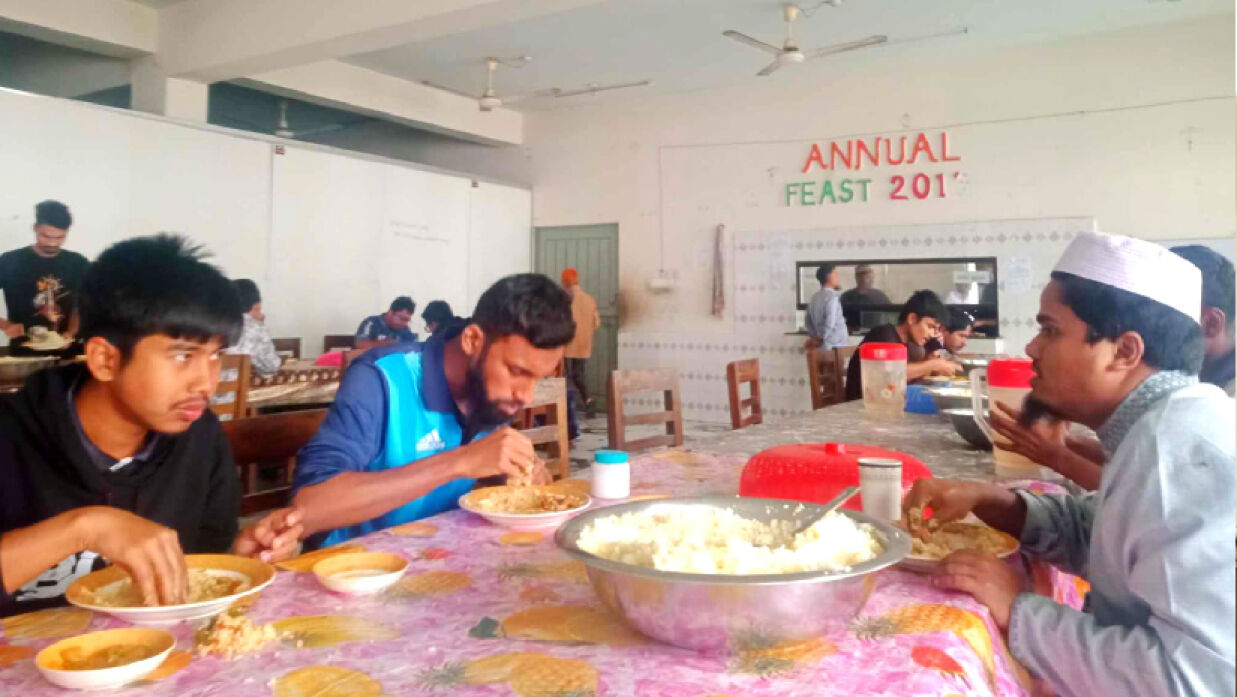 পবিপ্রবির একটি হলের ডাইনিং