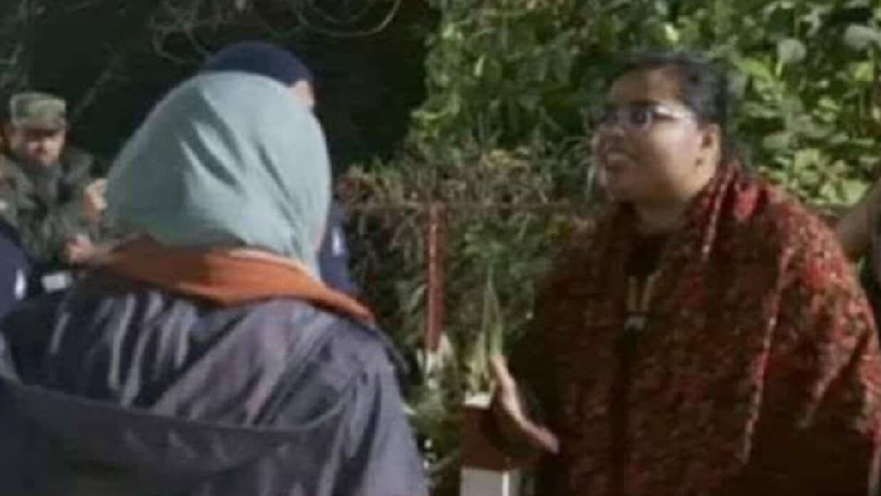 শিক্ষক ও শিক্ষার্থীর বাকবিতণ্ডার মধ্যে থাপ্পড় মারার ঘটনা ঘটে