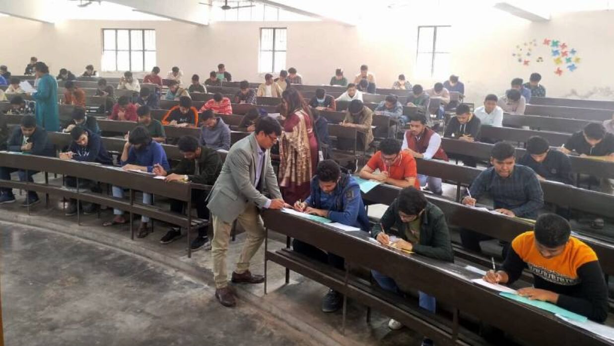 চতুর্থ দিনের ভর্তি পরীক্ষায় ভর্তিচ্ছুরা
