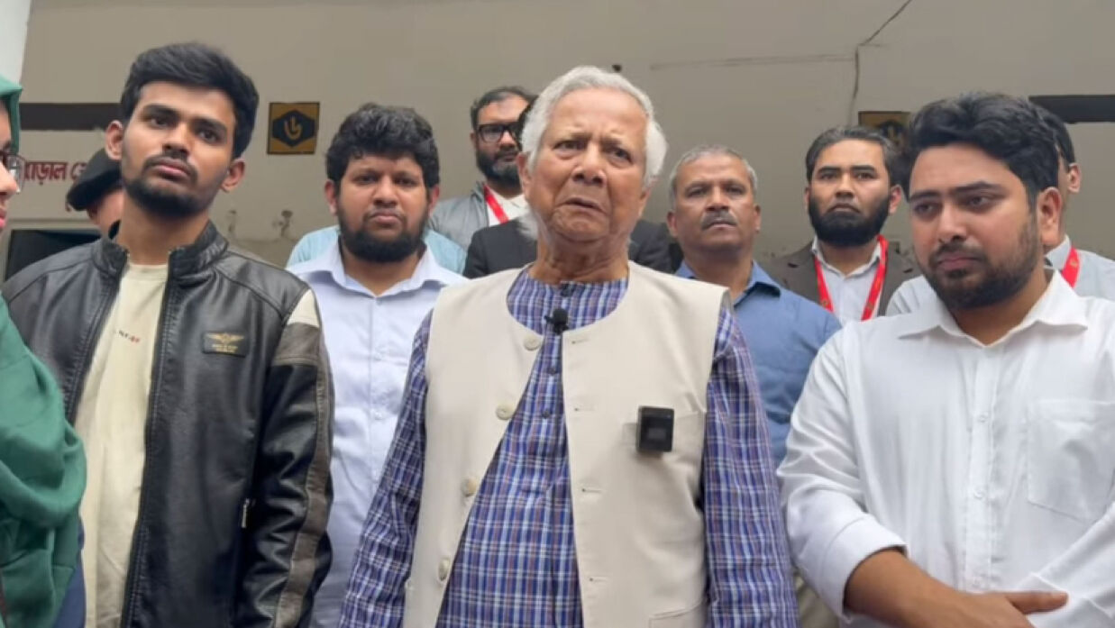 ‘আয়নাঘর’ পরিদর্শন শেষে সাংবাদিকদের সঙ্গে কথা বলেন প্রধান উপদেষ্টা ড. মুহাম্মদ ইউনূস