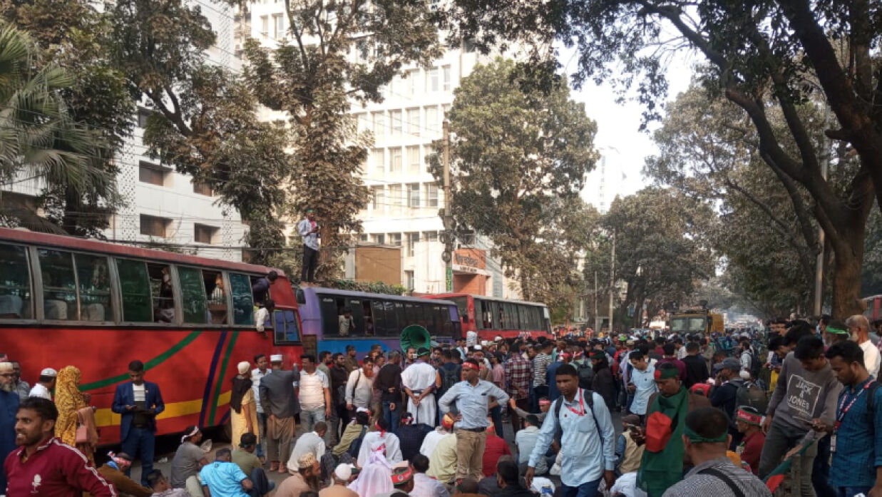 সচিবালয়ের সামনে চাকরিচ্যুত বিডিআর সদস্যদের অবস্থান