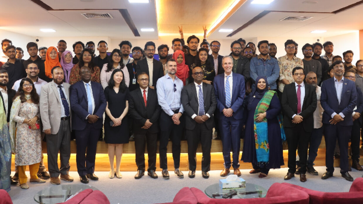 শিক্ষার্থী ও পরামর্শদাতাদের সঙ্গে বিশ্ব ব্যাংকের প্রতিনিধি দল