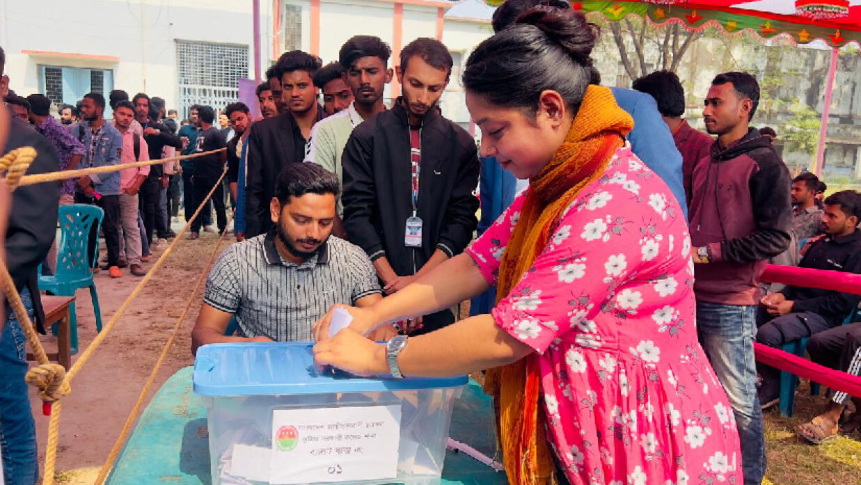 ভোট প্রদান করছেন এক শিক্ষার্থী