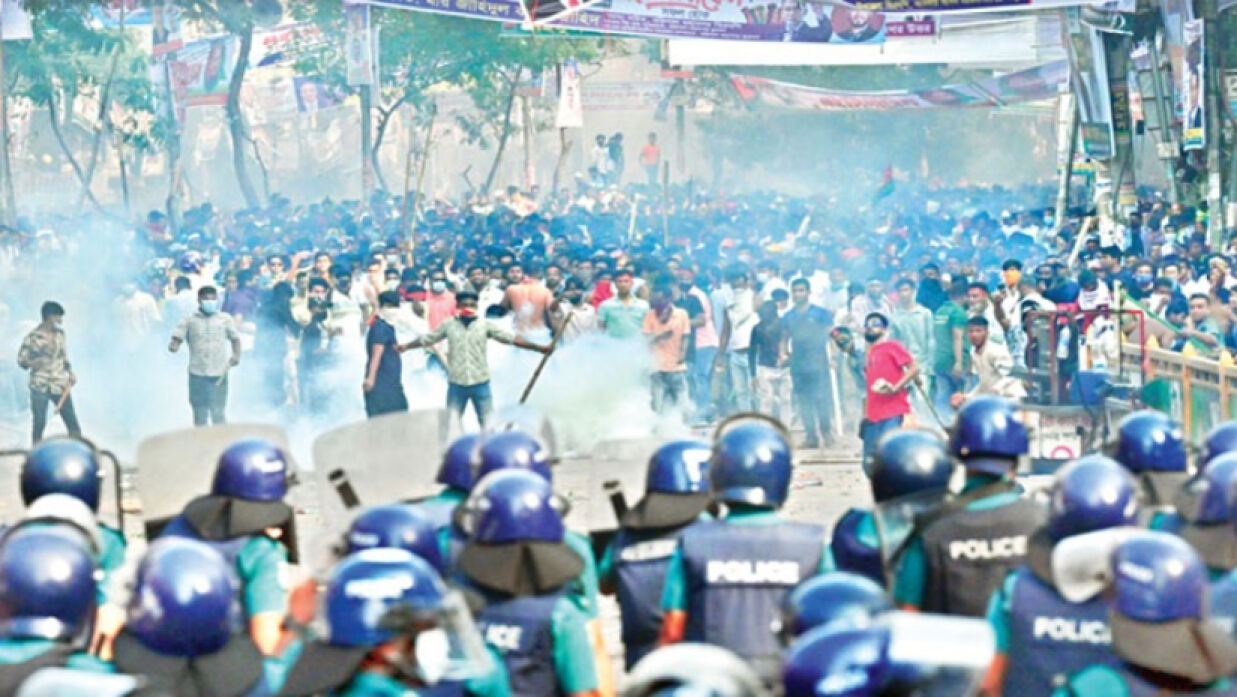 ছাত্র-জনতার সঙ্গে পুলিশের সংঘর্ষ