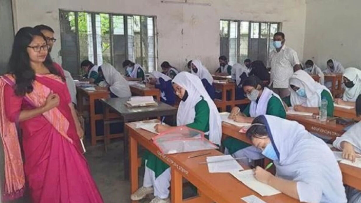 শ্রেণিকক্ষে শিক্ষক