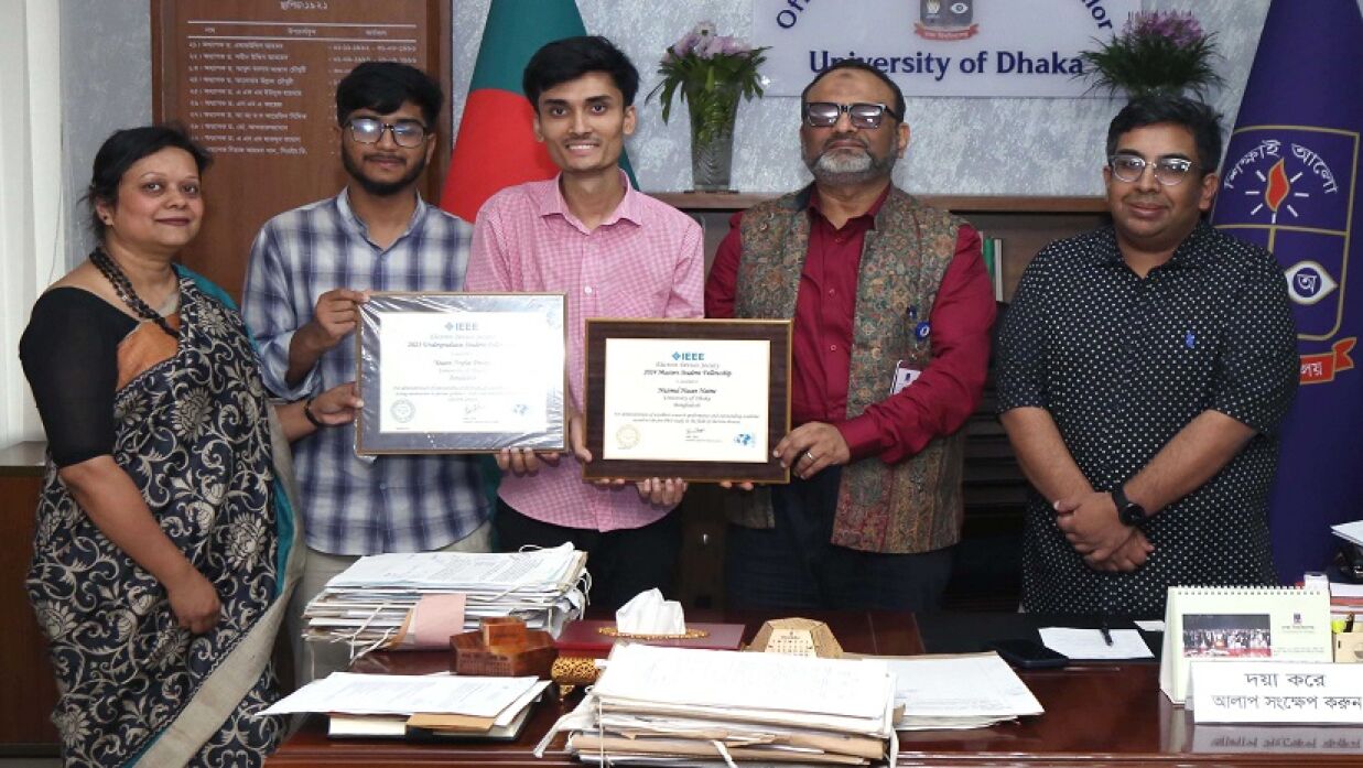 ছবিতে বাম থেকে ডানে অধ্যাপক ড. উপমা কবির, ইয়াসিন আরাফাত প্রীতম, নাজমুল হাসান নাঈম, উপাচার্য অধ্যাপক নিয়াজ আহমদ খান ও ড. মাইনুল হোসাইন