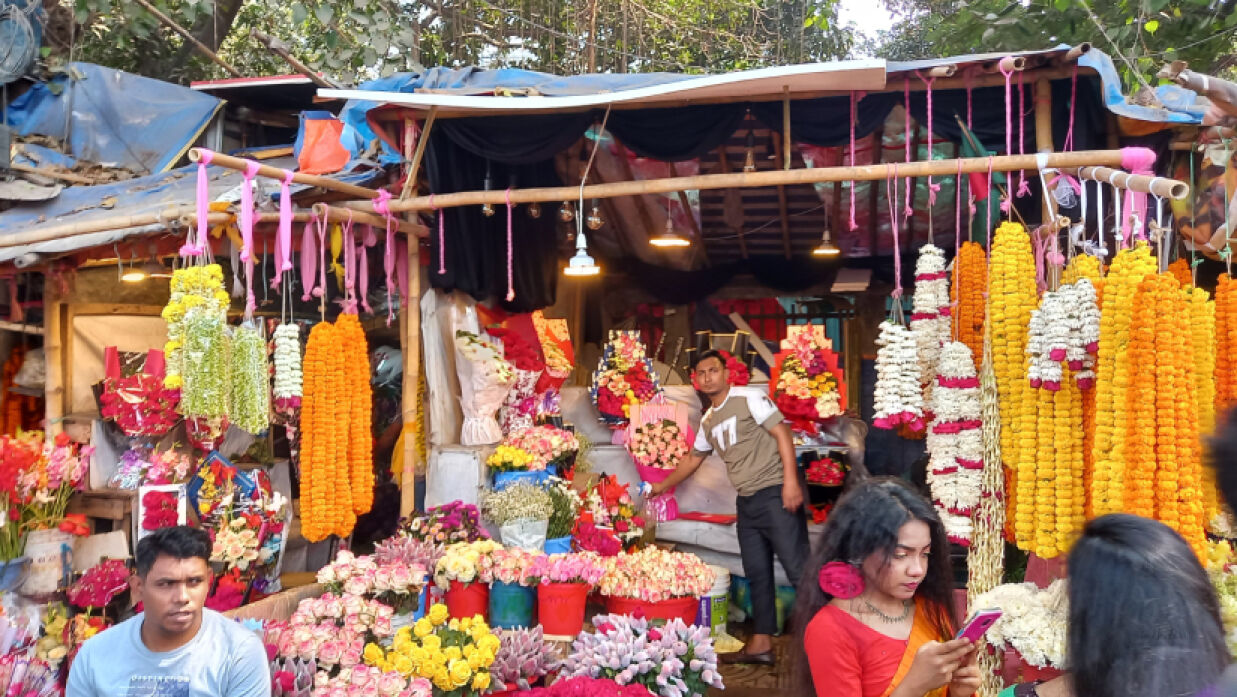 ক্রেতার অপেক্ষায় শাহবাগের ফুল ব্যবসায়ী