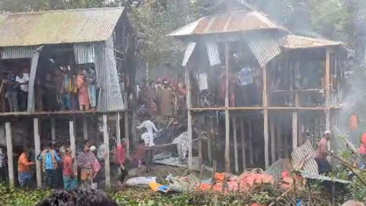 আসামির বাড়ি ভাঙচুর
