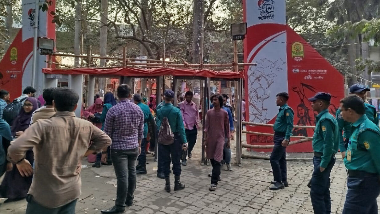 গেটে পুলিশ থাকা সত্ত্বেও যে যার মতো ঢুকছে বইমেলায়