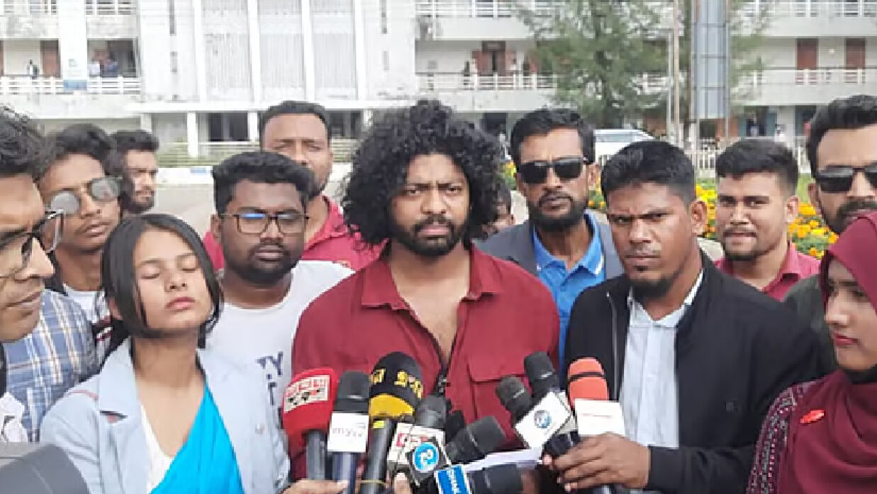সাংবাদিকদের সঙ্গে কথা বলেন কাফি