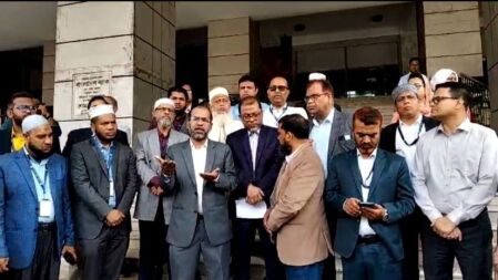 বাংলাদেশ ব্যাংকের কর্মকর্তার ওপর হামলার প্রতিবাদে বিক্ষোভ সমাবেশ