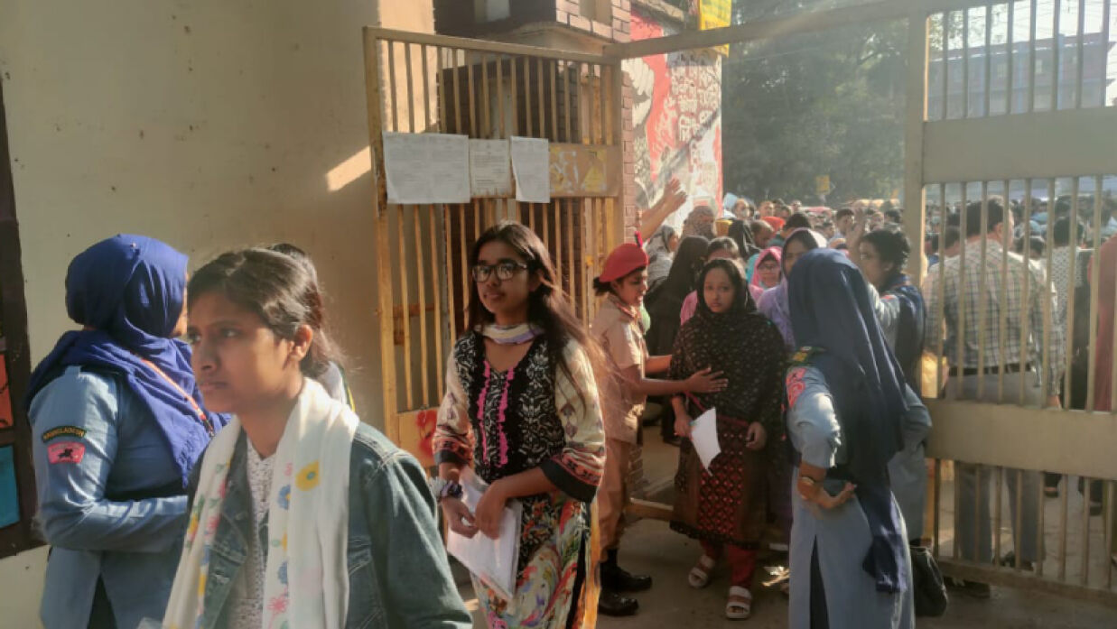 পরীক্ষার হলে প্রবেশ করছেন শিক্ষার্থীরা