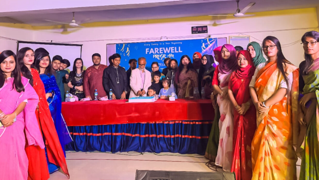 খুকৃবি ফিশারিজ অনুষদের প্রথম ব্যাচের বিদায়ী সংবর্ধনা অনুষ্ঠানে শিক্ষক ও শিক্ষার্থীরা