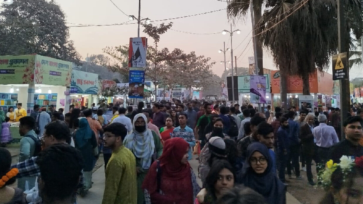 ভালোবাসার মানুষদের নিয়ে মেলায় আসছেন দর্শনার্থীরা