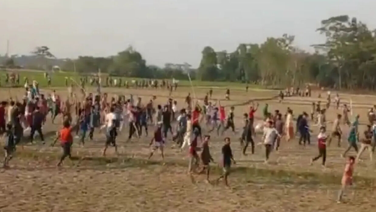 মসজিদের মাইকে ঘোষণা দিয়ে দুই গ্রামবাসীর মধ্যে রক্তক্ষয়ী সংঘর্ষের ঘটনা ঘটেছে