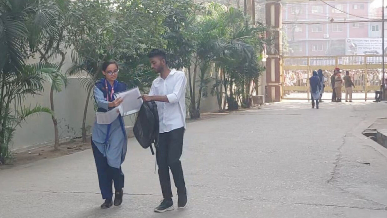 দেরি আসা এক পরীক্ষার্থী কেন্দ্রে প্রবেশ করছে
