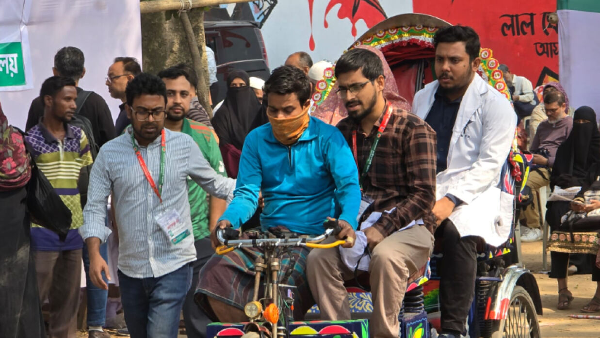 অসুস্থ হয়ে পড়া এক অভিভাবককে হাসপাতালে নিয়ে যাওয়া হচ্ছে