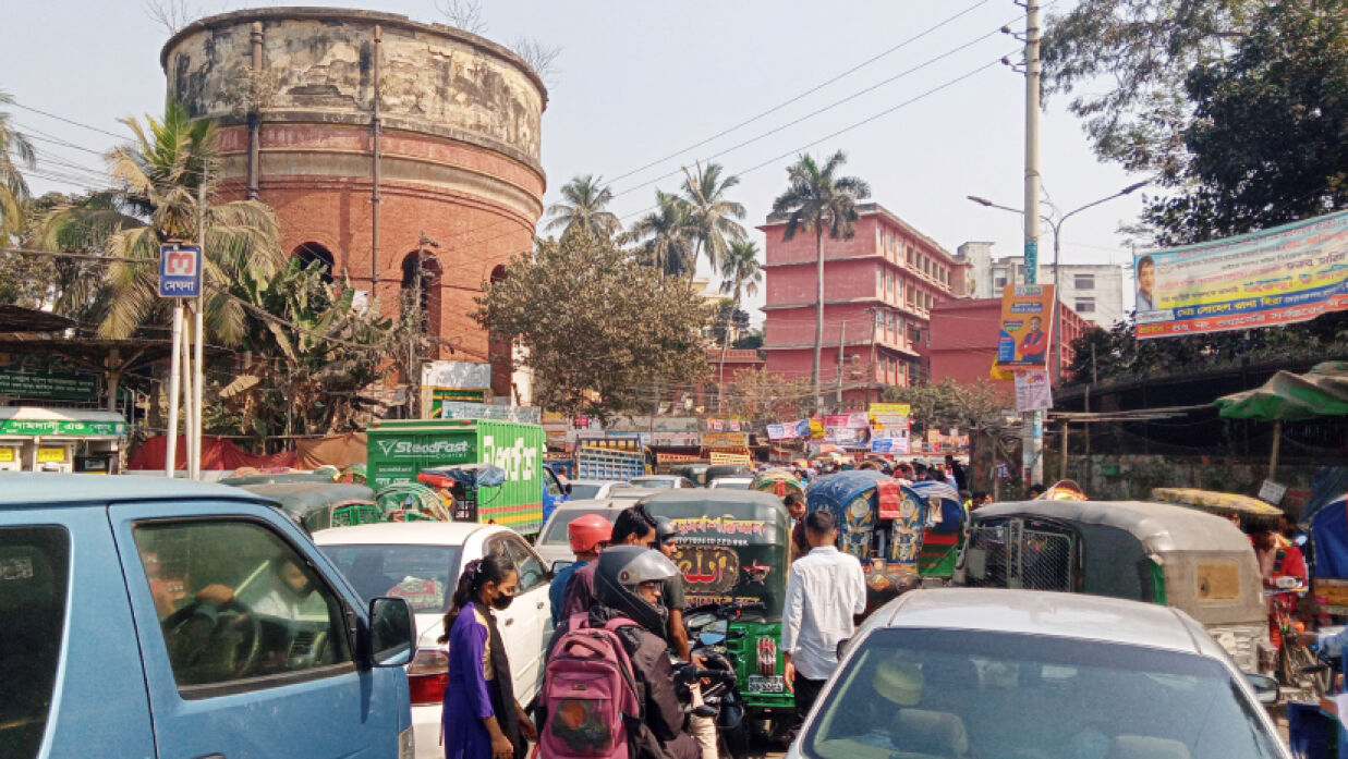 যানজটে আটকে আছে যানবাহন 