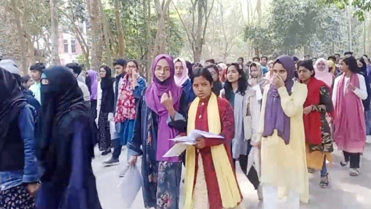 বেরোবিতে ঢাবির বিজ্ঞান ইউনিটের ভর্তি পরীক্ষা অনুষ্ঠিত হয়েছে