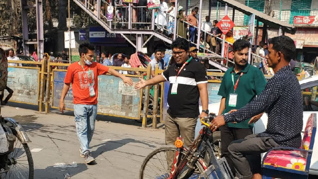 যানজট নিরসনে কাজ করছে জবি ছাত্রদল