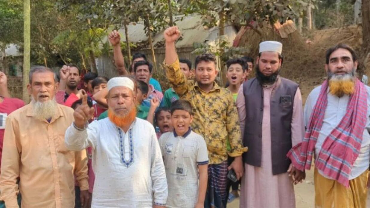 সজিদের ইমামকে মারধর করায় বিচার চায় এলাকাবাসী