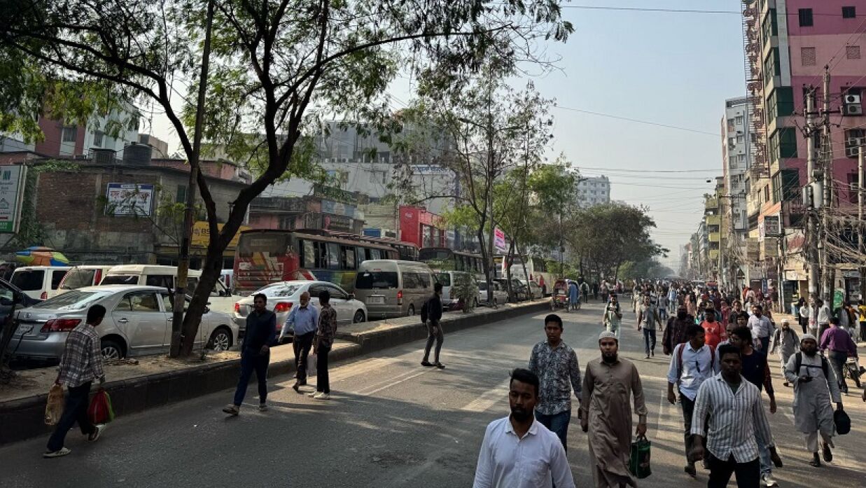 রাজধানীতে যানবাহন না পেয়ে অনেকে হেঁটে অফিসে যান