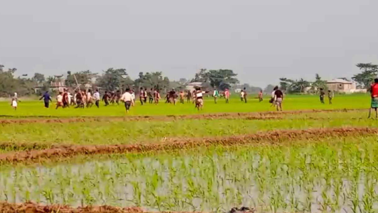 গ্রামের দু’পক্ষের সংঘর্ষ