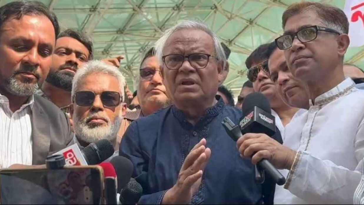 জিয়াউর রহমানের সমাধিতে শ্রদ্ধা জানানোর পর কথা বলছেন রুহুল কবির রিজভী সংগৃহীত