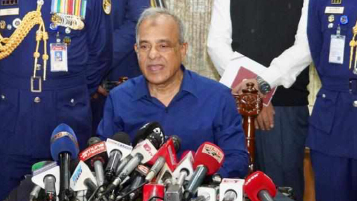 কোস্টগার্ডের ৩০তম প্রতিষ্ঠাবার্ষিকীর অনুষ্ঠানে বক্তব্য দিচ্ছেন স্বরাষ্ট্র উপদেষ্টা 