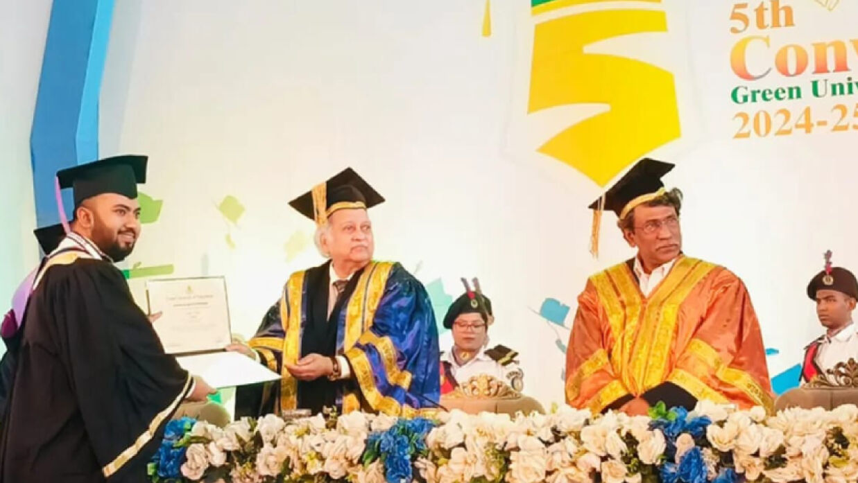 গ্রিন ইউনিভার্সিটির পঞ্চম সমাবর্তনে সনদ দেওয়া হচ্ছে গ্র্যাজুয়েটকে