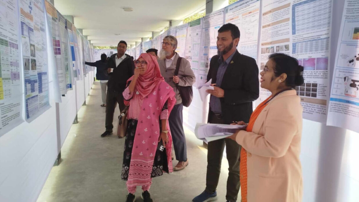 কর্মশালায় পোস্টার উপস্থাপনা দেখছেন দর্শনার্থীরা