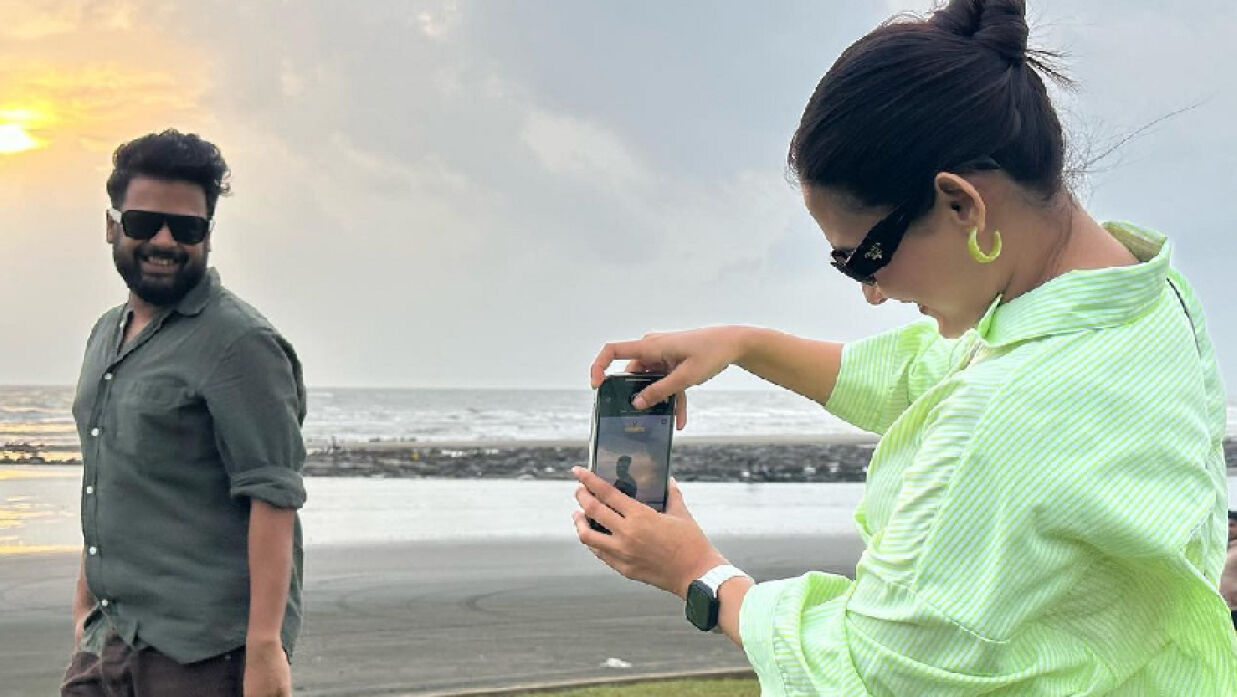 নির্মাতা আদনান আল রাজীব ও অভিনেত্রী মেহজাবীন চৌধুরী