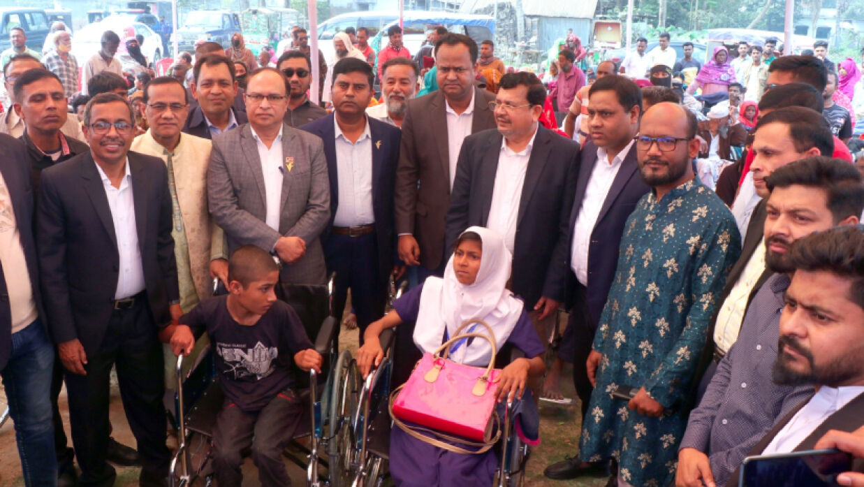 হুইলচেয়ার বিতরণ করছেন বিএনপির চেয়ারপারসনের বিশেষ সহকারী অ্যাডভোকেট শামছুর রহমান শিমুল বিশ্বাস