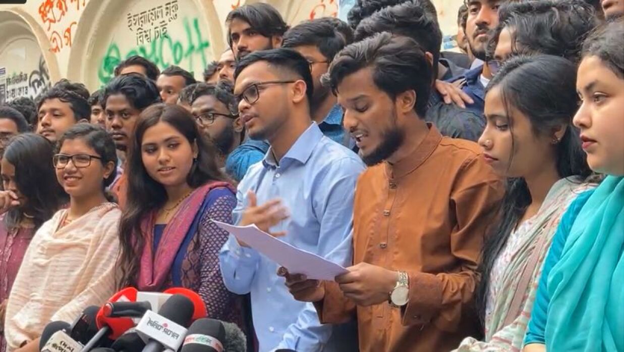 মধুর ক্যান্টিনে সংবাদ সম্মেলন