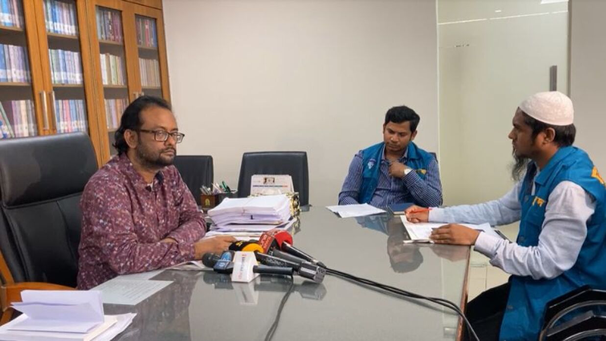 মহাপরিচালকের সঙ্গে কথা বলছে দুদকের টিম