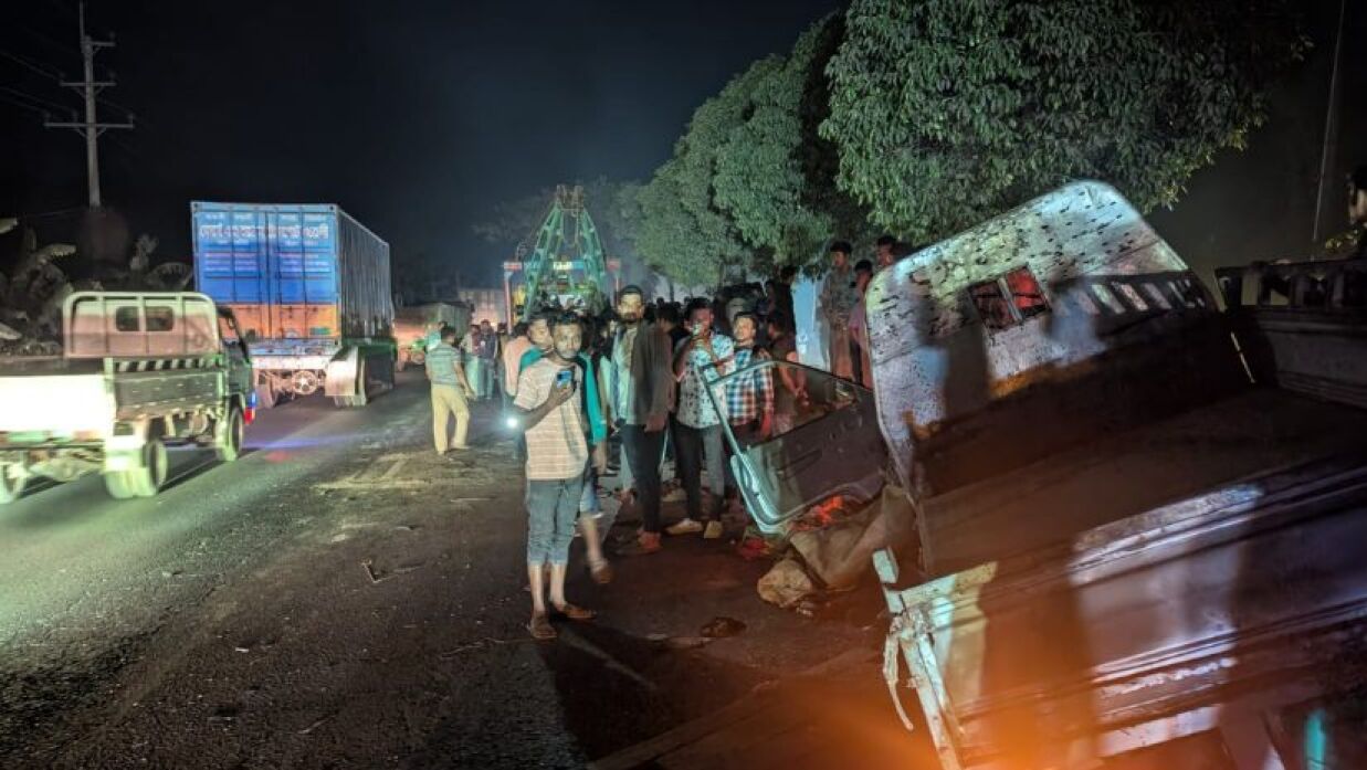 কাভার্ড ভ্যানের ধাক্কায় পিকআপে থাকা ৫ যাত্রী নিহত