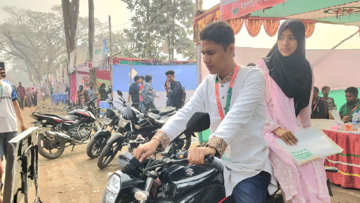জাবিতে শিক্ষার্থীদের দ্রুত পরীক্ষা হলে পৌঁছে দিচ্ছেন ছাত্রদলের নেতা