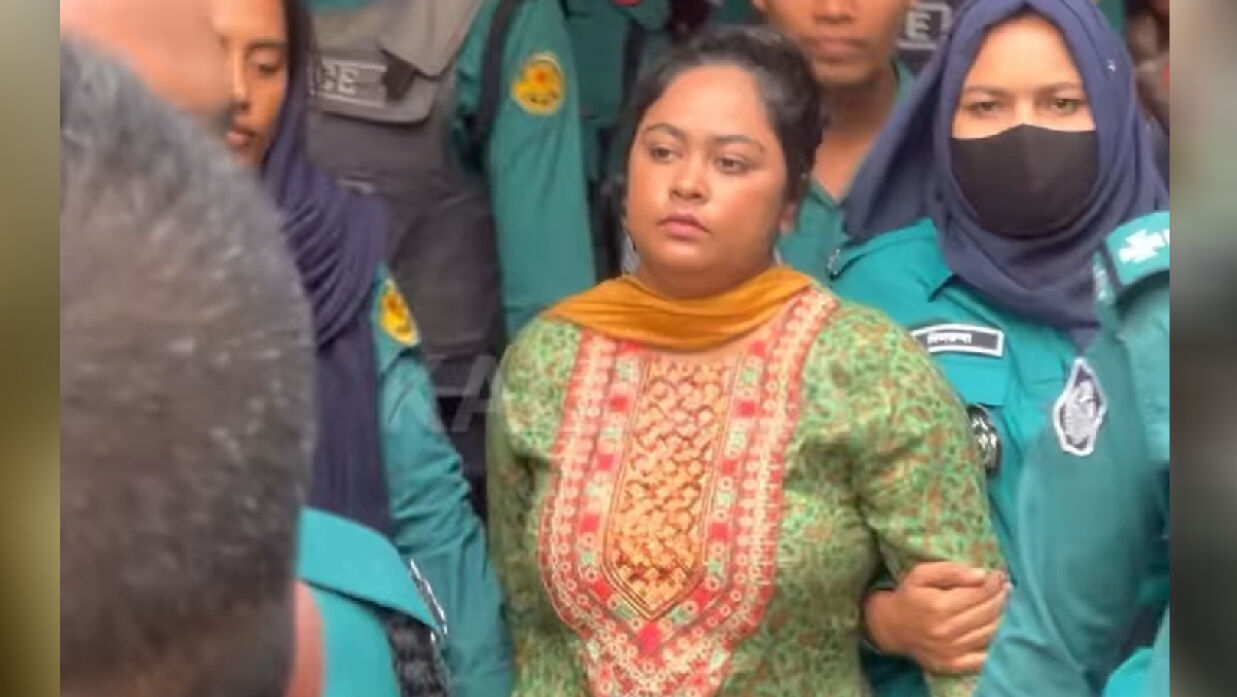 বৈশাখী আক্তারকে আটক করে নিয়ে যাওয়া হচ্ছে