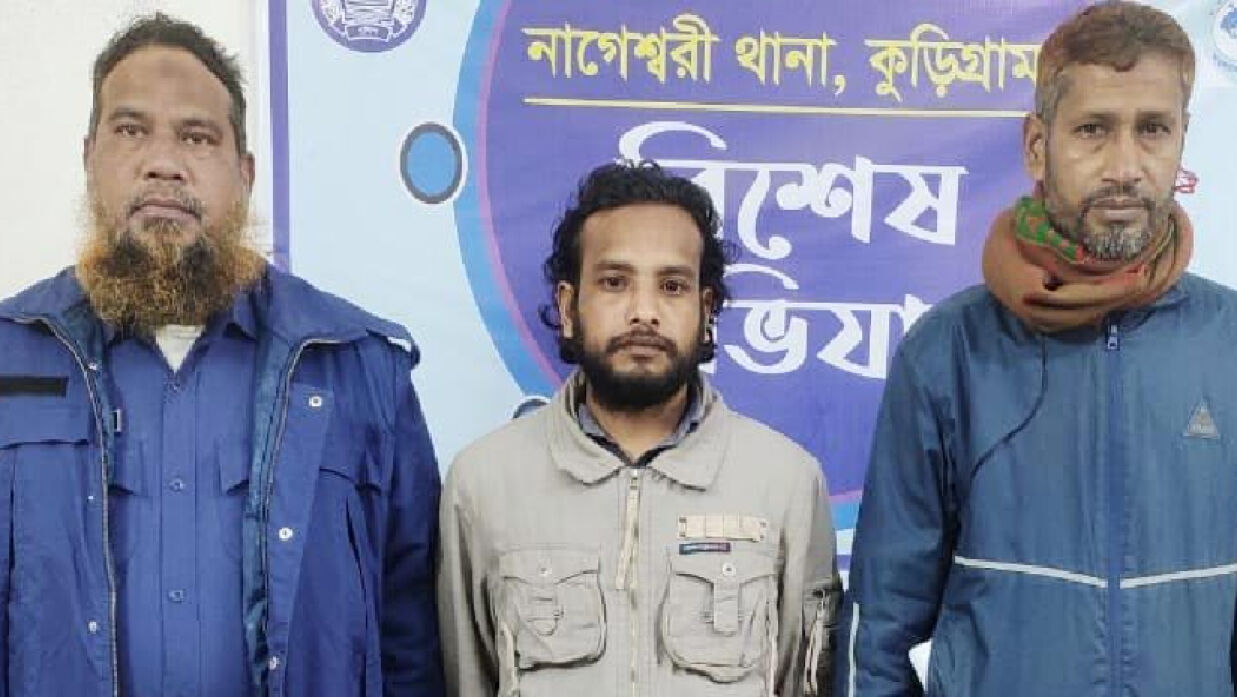 পুলিশের হাতে আটক যুবলীগ সদস্য মো. আলম মিয়া।