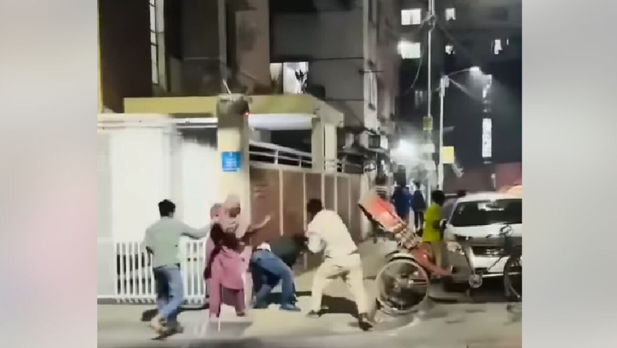 এক দম্পতির ওপর ধারালো অস্ত্র (রামদা) দিয়ে হামলা করছেন দুজন 