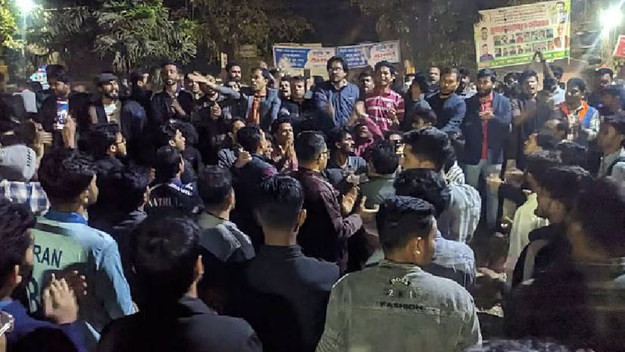 চট্টগ্রাম বিশ্ববিদ্যালয়ে ছাত্রদল ও বৈষম্যবিরোধী ছাত্রদের মুখোমুখি অবস্থান