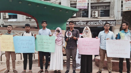 কুয়েটে শিক্ষার্থীদের ওপর হামলার প্রতিবাদে জগন্নাথ বিশ্ববিদ্যালয়ে মানববন্ধন 