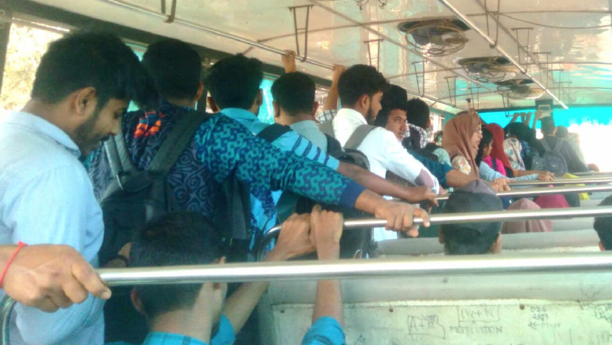 আসন না পেয়ে দাঁড়িয়ে আছেন শিক্ষার্থীরা