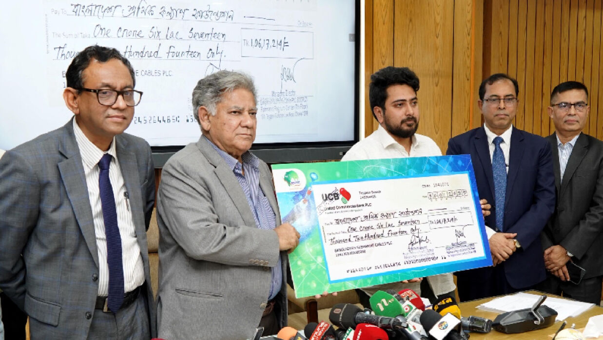 চেক হস্তান্তর করছেন উপদেষ্টা নাহিদ