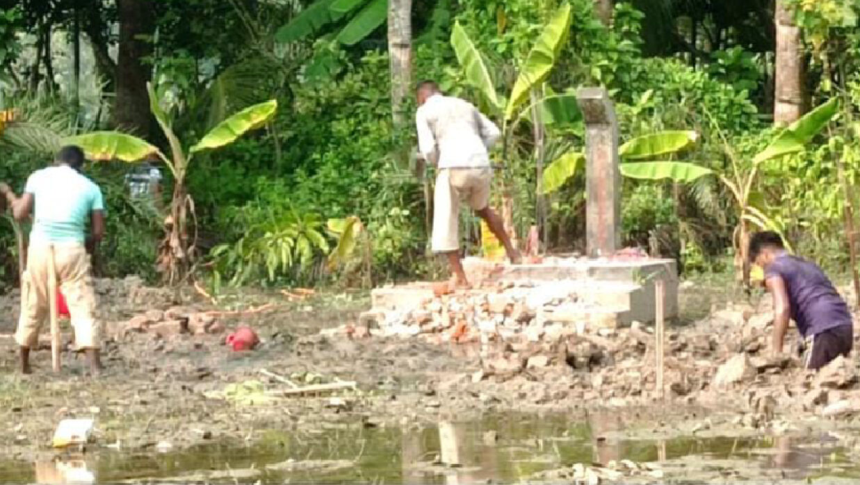 ভেঙ্গে ফেলা হচ্ছে যশোরের মনিরামপুরে কামিনীডাঙ্গা বালিকা বিদ্যালয়ের মাঠে অবস্থিত শহিদ মিনার