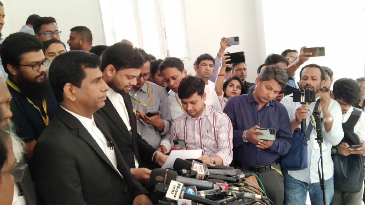সাংবাদিকদের সঙ্গে কথা বলেন মোহাম্মদ তাজুল ইসলাম