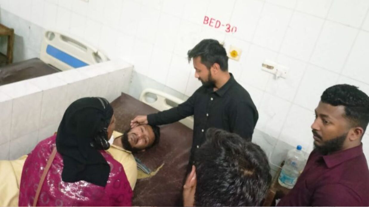 আজ আহত রিয়াদকে দেখতে হাসপাতালে শাখা ছাত্রশিবির সভাপতি