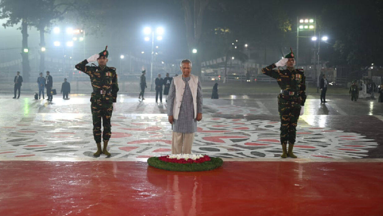 শ্রদ্ধা নিবেদন করছেন প্রধান উপদেষ্টা