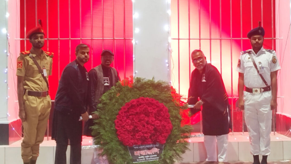 শহীদ বেদিতে ফুল দিয়ে শ্রদ্ধা জানান বিশ্ববিদ্যালয়ের উপাচার্য অধ্যাপক ড. নকীব মোহাম্মদ নসরুল্লাহ