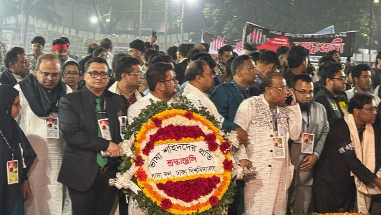একুশের প্রথম প্রহরে ভাষা শহীদদের প্রতি শ্রদ্ধাঞ্জলি ঢাবি সাদা দলের